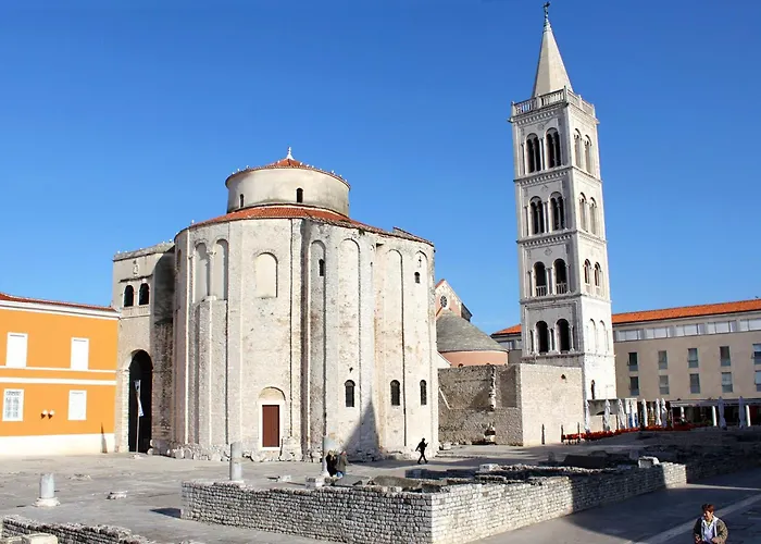 House With A Parking Space - 24453 *