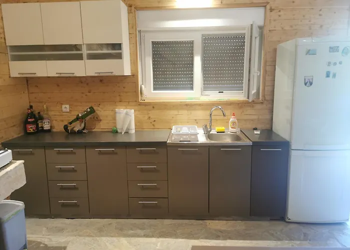 House With A Parking Space - 24453 بيت للعطل *